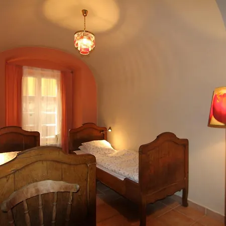 Rustic Ground Floor In Mala Strana Prague
